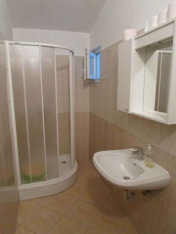 Apartmani I Sobe Grga Starigrad Paklenica Ruang foto