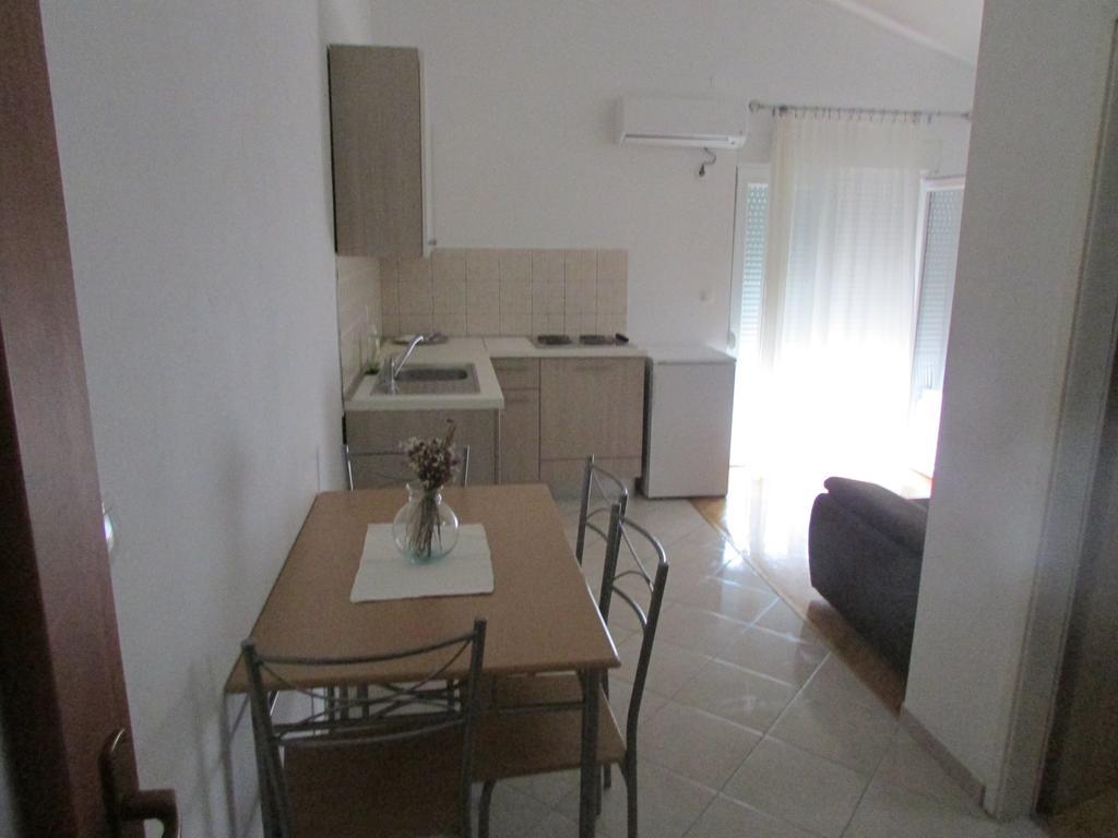 Apartmani I Sobe Grga Starigrad Paklenica Ruang foto