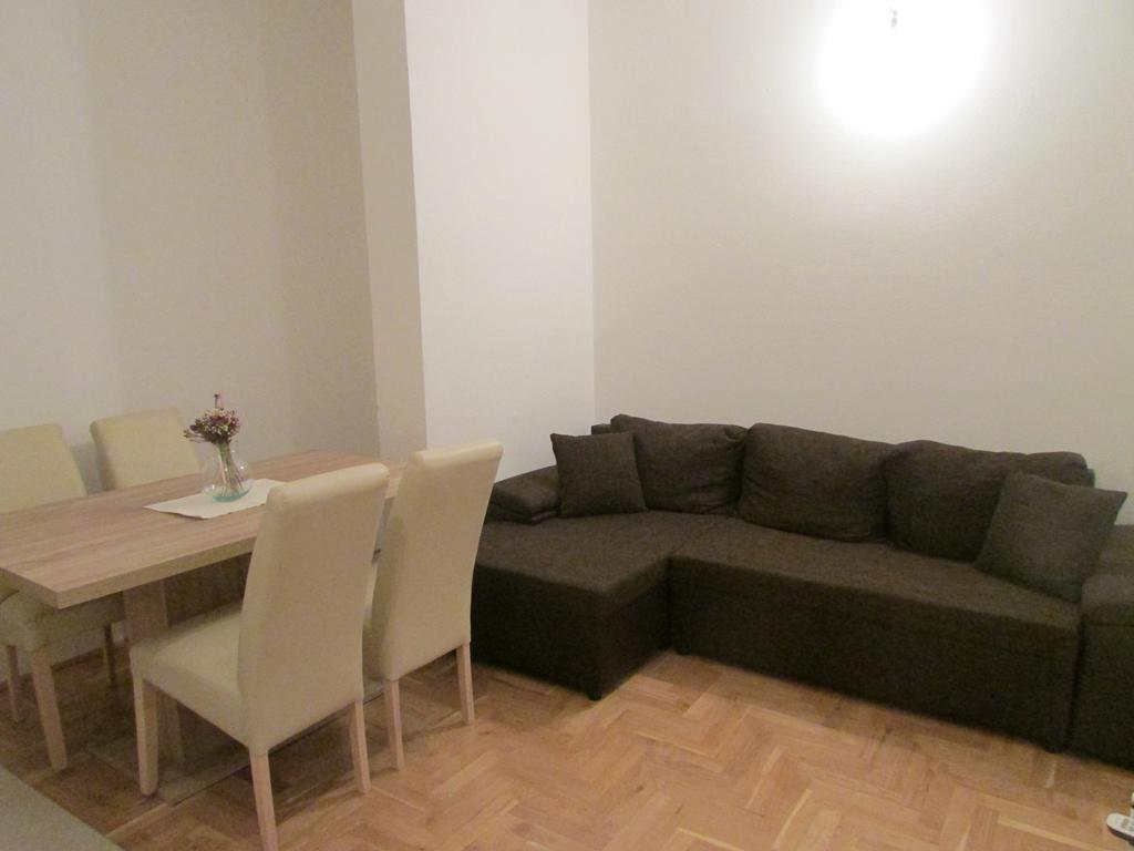 Apartmani I Sobe Grga Starigrad Paklenica Ruang foto