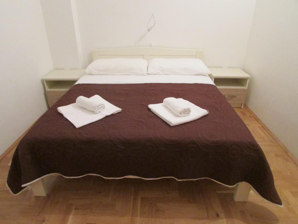 Apartmani I Sobe Grga Starigrad Paklenica Ruang foto
